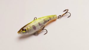 Handgemachter Wobbler Kunstköder. Handgemachter Angelköder mit wackelnder Aktion, der darauf abzielt, Fische anzulocken. Der Köder zeichnet sich durch seine aufwendigen Details aus und wird mit Sorgfalt hergestellt. Ideal für Liebhaber des Süßwasserangelns.