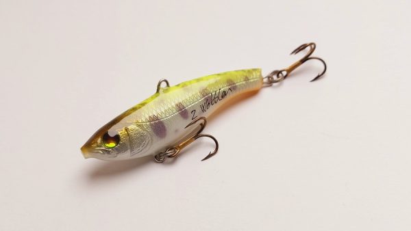 Handgemachter Wobbler Kunstköder. Handgemachter Angelköder mit wackelnder Aktion, der darauf abzielt, Fische anzulocken. Der Köder zeichnet sich durch seine aufwendigen Details aus und wird mit Sorgfalt hergestellt. Ideal für Liebhaber des Süßwasserangelns.
