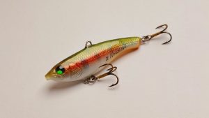 Handgemachter Wobbler Kunstköder. Handgemachter Angelköder mit wackelnder Aktion, der darauf abzielt, Fische anzulocken. Der Köder zeichnet sich durch seine aufwendigen Details aus und wird mit Sorgfalt hergestellt. Ideal für Liebhaber des Süßwasserangelns.