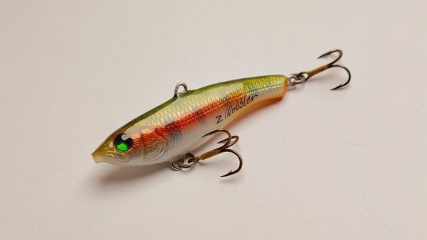 Handgemachter Wobbler Kunstköder. Handgemachter Angelköder mit wackelnder Aktion, der darauf abzielt, Fische anzulocken. Der Köder zeichnet sich durch seine aufwendigen Details aus und wird mit Sorgfalt hergestellt. Ideal für Liebhaber des Süßwasserangelns.