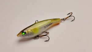 Handgemachter Wobbler Kunstköder. Handgemachter Angelköder mit wackelnder Aktion, der darauf abzielt, Fische anzulocken. Der Köder zeichnet sich durch seine aufwendigen Details aus und wird mit Sorgfalt hergestellt. Ideal für Liebhaber des Süßwasserangelns.