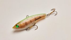 Handgemachter Wobbler Kunstköder. Handgemachter Angelköder mit wackelnder Aktion, der darauf abzielt, Fische anzulocken. Der Köder zeichnet sich durch seine aufwendigen Details aus und wird mit Sorgfalt hergestellt. Ideal für Liebhaber des Süßwasserangelns.