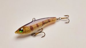 Handgemachter Wobbler Kunstköder. Handgemachter Angelköder mit wackelnder Aktion, der darauf abzielt, Fische anzulocken. Der Köder zeichnet sich durch seine aufwendigen Details aus und wird mit Sorgfalt hergestellt. Ideal für Liebhaber des Süßwasserangelns.