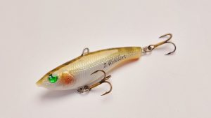Handgemachter Wobbler Kunstköder. Handgemachter Angelköder mit wackelnder Aktion, der darauf abzielt, Fische anzulocken. Der Köder zeichnet sich durch seine aufwendigen Details aus und wird mit Sorgfalt hergestellt. Ideal für Liebhaber des Süßwasserangelns.