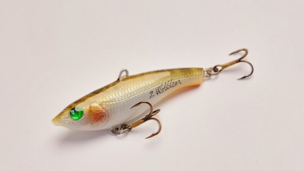 Handgemachter Wobbler Kunstköder. Handgemachter Angelköder mit wackelnder Aktion, der darauf abzielt, Fische anzulocken. Der Köder zeichnet sich durch seine aufwendigen Details aus und wird mit Sorgfalt hergestellt. Ideal für Liebhaber des Süßwasserangelns.