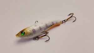Handgemachter Wobbler Kunstköder. Handgemachter Angelköder mit wackelnder Aktion, der darauf abzielt, Fische anzulocken. Der Köder zeichnet sich durch seine aufwendigen Details aus und wird mit Sorgfalt hergestellt. Ideal für Liebhaber des Süßwasserangelns.
