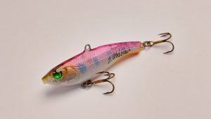 Handgemachter Wobbler Kunstköder. Handgemachter Angelköder mit wackelnder Aktion, der darauf abzielt, Fische anzulocken. Der Köder zeichnet sich durch seine aufwendigen Details aus und wird mit Sorgfalt hergestellt. Ideal für Liebhaber des Süßwasserangelns.