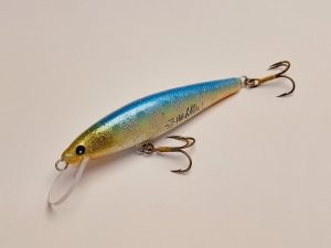 Handgemachter Wobbler Kunstköder. Handgemachter Angelköder mit wackelnder Aktion, der darauf abzielt, Fische anzulocken. Der Köder zeichnet sich durch seine aufwendigen Details aus und wird mit Sorgfalt hergestellt. Ideal für Liebhaber des Süßwasserangelns.