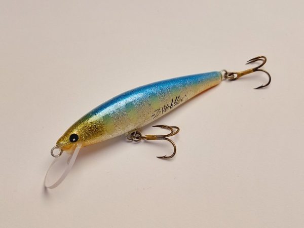 Handgemachter Wobbler Kunstköder. Handgemachter Angelköder mit wackelnder Aktion, der darauf abzielt, Fische anzulocken. Der Köder zeichnet sich durch seine aufwendigen Details aus und wird mit Sorgfalt hergestellt. Ideal für Liebhaber des Süßwasserangelns.