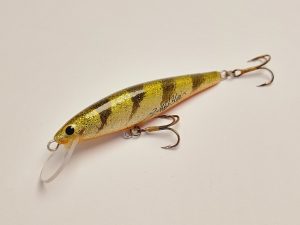 Handgemachter Wobbler Kunstköder. Handgemachter Angelköder mit wackelnder Aktion, der darauf abzielt, Fische anzulocken. Der Köder zeichnet sich durch seine aufwendigen Details aus und wird mit Sorgfalt hergestellt. Ideal für Liebhaber des Süßwasserangelns.
