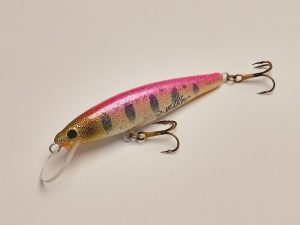 Handgemachter Wobbler Kunstköder. Handgemachter Angelköder mit wackelnder Aktion, der darauf abzielt, Fische anzulocken. Der Köder zeichnet sich durch seine aufwendigen Details aus und wird mit Sorgfalt hergestellt. Ideal für Liebhaber des Süßwasserangelns.