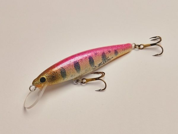 Handgemachter Wobbler Kunstköder. Handgemachter Angelköder mit wackelnder Aktion, der darauf abzielt, Fische anzulocken. Der Köder zeichnet sich durch seine aufwendigen Details aus und wird mit Sorgfalt hergestellt. Ideal für Liebhaber des Süßwasserangelns.