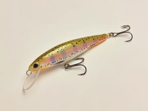 Handgemachter Wobbler Kunstköder. Handgemachter Angelköder mit wackelnder Aktion, der darauf abzielt, Fische anzulocken. Der Köder zeichnet sich durch seine aufwendigen Details aus und wird mit Sorgfalt hergestellt. Ideal für Liebhaber des Süßwasserangelns.