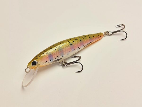 Handgemachter Wobbler Kunstköder. Handgemachter Angelköder mit wackelnder Aktion, der darauf abzielt, Fische anzulocken. Der Köder zeichnet sich durch seine aufwendigen Details aus und wird mit Sorgfalt hergestellt. Ideal für Liebhaber des Süßwasserangelns.