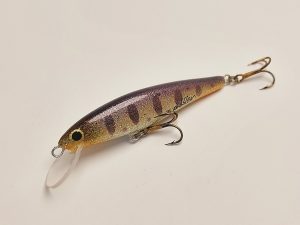 Handgemachter Wobbler Kunstköder. Handgemachter Angelköder mit wackelnder Aktion, der darauf abzielt, Fische anzulocken. Der Köder zeichnet sich durch seine aufwendigen Details aus und wird mit Sorgfalt hergestellt. Ideal für Liebhaber des Süßwasserangelns.