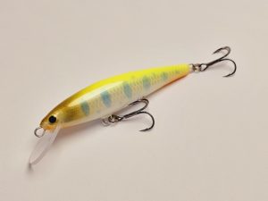 Handgemachter Wobbler Kunstköder. Handgemachter Angelköder mit wackelnder Aktion, der darauf abzielt, Fische anzulocken. Der Köder zeichnet sich durch seine aufwendigen Details aus und wird mit Sorgfalt hergestellt. Ideal für Liebhaber des Süßwasserangelns.