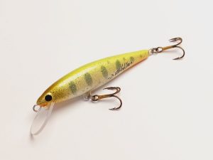 Handgemachter Wobbler Kunstköder. Handgemachter Angelköder mit wackelnder Aktion, der darauf abzielt, Fische anzulocken. Der Köder zeichnet sich durch seine aufwendigen Details aus und wird mit Sorgfalt hergestellt. Ideal für Liebhaber des Süßwasserangelns.