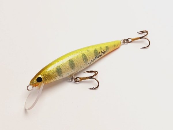 Handgemachter Wobbler Kunstköder. Handgemachter Angelköder mit wackelnder Aktion, der darauf abzielt, Fische anzulocken. Der Köder zeichnet sich durch seine aufwendigen Details aus und wird mit Sorgfalt hergestellt. Ideal für Liebhaber des Süßwasserangelns.
