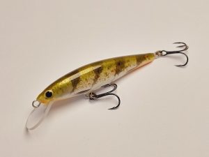 Handgemachter Wobbler Kunstköder. Handgemachter Angelköder mit wackelnder Aktion, der darauf abzielt, Fische anzulocken. Der Köder zeichnet sich durch seine aufwendigen Details aus und wird mit Sorgfalt hergestellt. Ideal für Liebhaber des Süßwasserangelns.