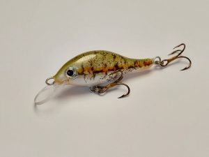 Handgemachter Wobbler Kunstköder. Handgemachter Angelköder mit wackelnder Aktion, der darauf abzielt, Fische anzulocken. Der Köder zeichnet sich durch seine aufwendigen Details aus und wird mit Sorgfalt hergestellt. Ideal für Liebhaber des Süßwasserangelns.