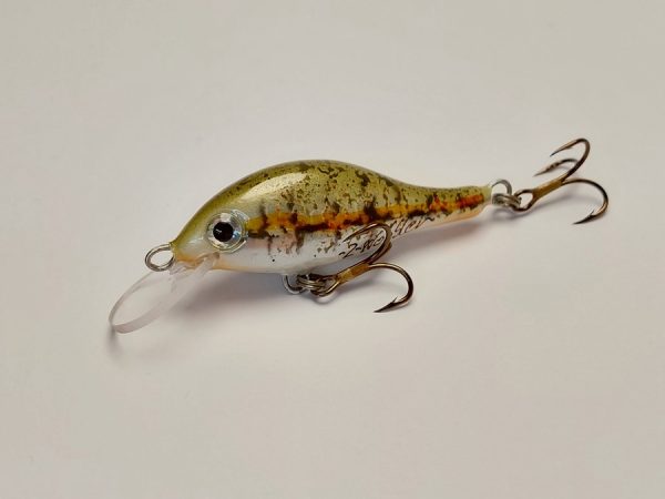 Handgemachter Wobbler Kunstköder. Handgemachter Angelköder mit wackelnder Aktion, der darauf abzielt, Fische anzulocken. Der Köder zeichnet sich durch seine aufwendigen Details aus und wird mit Sorgfalt hergestellt. Ideal für Liebhaber des Süßwasserangelns.