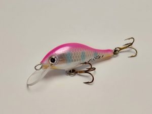 Handgemachter Wobbler Kunstköder. Handgemachter Angelköder mit wackelnder Aktion, der darauf abzielt, Fische anzulocken. Der Köder zeichnet sich durch seine aufwendigen Details aus und wird mit Sorgfalt hergestellt. Ideal für Liebhaber des Süßwasserangelns.