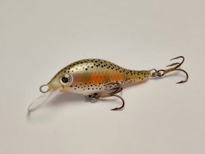 Handgemachter Wobbler Kunstköder. Handgemachter Angelköder mit wackelnder Aktion, der darauf abzielt, Fische anzulocken. Der Köder zeichnet sich durch seine aufwendigen Details aus und wird mit Sorgfalt hergestellt. Ideal für Liebhaber des Süßwasserangelns.