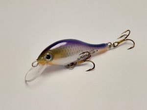 Handgemachter Wobbler Kunstköder. Handgemachter Angelköder mit wackelnder Aktion, der darauf abzielt, Fische anzulocken. Der Köder zeichnet sich durch seine aufwendigen Details aus und wird mit Sorgfalt hergestellt. Ideal für Liebhaber des Süßwasserangelns.