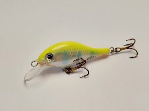 Handgemachter Wobbler Kunstköder. Handgemachter Angelköder mit wackelnder Aktion, der darauf abzielt, Fische anzulocken. Der Köder zeichnet sich durch seine aufwendigen Details aus und wird mit Sorgfalt hergestellt. Ideal für Liebhaber des Süßwasserangelns.