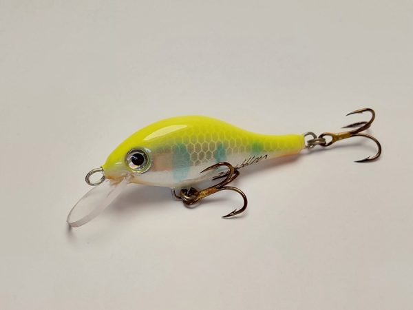 Handgemachter Wobbler Kunstköder. Handgemachter Angelköder mit wackelnder Aktion, der darauf abzielt, Fische anzulocken. Der Köder zeichnet sich durch seine aufwendigen Details aus und wird mit Sorgfalt hergestellt. Ideal für Liebhaber des Süßwasserangelns.