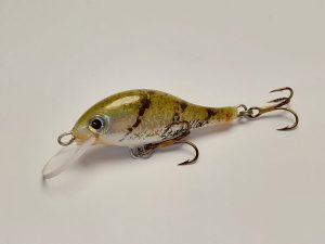 Handgemachter Wobbler Kunstköder. Handgemachter Angelköder mit wackelnder Aktion, der darauf abzielt, Fische anzulocken. Der Köder zeichnet sich durch seine aufwendigen Details aus und wird mit Sorgfalt hergestellt. Ideal für Liebhaber des Süßwasserangelns.