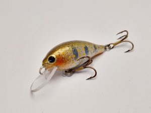 Handgemachter Wobbler Kunstköder. Handgemachter Angelköder mit wackelnder Aktion, der darauf abzielt, Fische anzulocken. Der Köder zeichnet sich durch seine aufwendigen Details aus und wird mit Sorgfalt hergestellt. Ideal für Liebhaber des Süßwasserangelns.