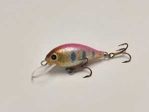Handgemachter Wobbler Kunstköder. Handgemachter Angelköder mit wackelnder Aktion, der darauf abzielt, Fische anzulocken. Der Köder zeichnet sich durch seine aufwendigen Details aus und wird mit Sorgfalt hergestellt. Ideal für Liebhaber des Süßwasserangelns.