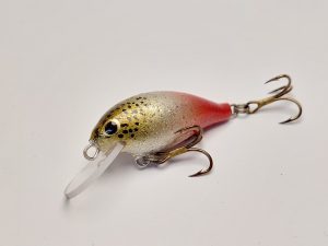 Handgemachter Wobbler Kunstköder. Handgemachter Angelköder mit wackelnder Aktion, der darauf abzielt, Fische anzulocken. Der Köder zeichnet sich durch seine aufwendigen Details aus und wird mit Sorgfalt hergestellt. Ideal für Liebhaber des Süßwasserangelns.