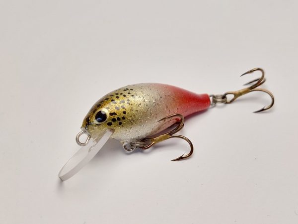 Handgemachter Wobbler Kunstköder. Handgemachter Angelköder mit wackelnder Aktion, der darauf abzielt, Fische anzulocken. Der Köder zeichnet sich durch seine aufwendigen Details aus und wird mit Sorgfalt hergestellt. Ideal für Liebhaber des Süßwasserangelns.