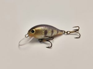 Handgemachter Wobbler Kunstköder. Handgemachter Angelköder mit wackelnder Aktion, der darauf abzielt, Fische anzulocken. Der Köder zeichnet sich durch seine aufwendigen Details aus und wird mit Sorgfalt hergestellt. Ideal für Liebhaber des Süßwasserangelns.