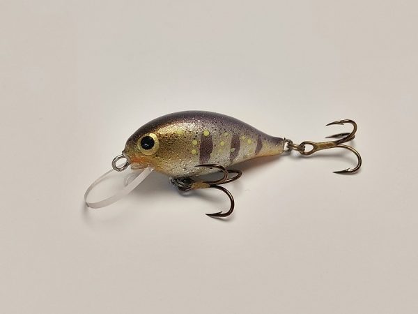 Handgemachter Wobbler Kunstköder. Handgemachter Angelköder mit wackelnder Aktion, der darauf abzielt, Fische anzulocken. Der Köder zeichnet sich durch seine aufwendigen Details aus und wird mit Sorgfalt hergestellt. Ideal für Liebhaber des Süßwasserangelns.