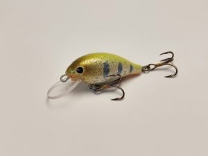 Handgemachter Wobbler Kunstköder. Handgemachter Angelköder mit wackelnder Aktion, der darauf abzielt, Fische anzulocken. Der Köder zeichnet sich durch seine aufwendigen Details aus und wird mit Sorgfalt hergestellt. Ideal für Liebhaber des Süßwasserangelns.