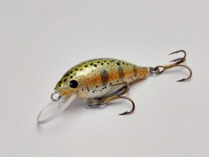 Handgemachter Wobbler Kunstköder. Handgemachter Angelköder mit wackelnder Aktion, der darauf abzielt, Fische anzulocken. Der Köder zeichnet sich durch seine aufwendigen Details aus und wird mit Sorgfalt hergestellt. Ideal für Liebhaber des Süßwasserangelns.