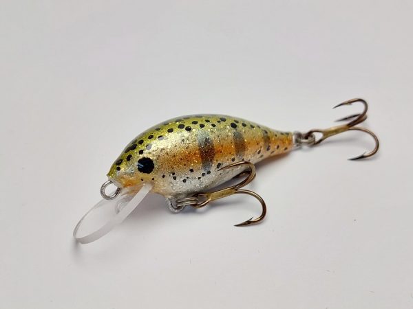 Handgemachter Wobbler Kunstköder. Handgemachter Angelköder mit wackelnder Aktion, der darauf abzielt, Fische anzulocken. Der Köder zeichnet sich durch seine aufwendigen Details aus und wird mit Sorgfalt hergestellt. Ideal für Liebhaber des Süßwasserangelns.