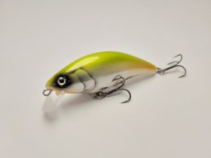Handgemachter Wobbler Kunstköder. Handgemachter Angelköder mit wackelnder Aktion, der darauf abzielt, Fische anzulocken. Der Köder zeichnet sich durch seine aufwendigen Details aus und wird mit Sorgfalt hergestellt. Ideal für Liebhaber des Süßwasserangelns.