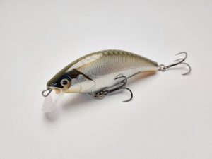 Handgemachter Wobbler Kunstköder. Handgemachter Angelköder mit wackelnder Aktion, der darauf abzielt, Fische anzulocken. Der Köder zeichnet sich durch seine aufwendigen Details aus und wird mit Sorgfalt hergestellt. Ideal für Liebhaber des Süßwasserangelns.