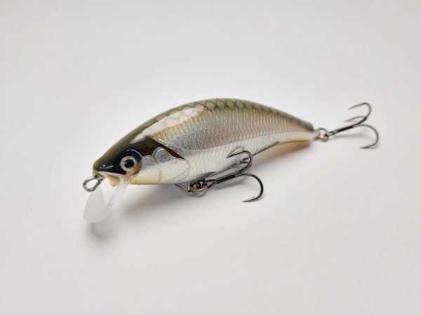 Handgemachter Wobbler Kunstköder. Handgemachter Angelköder mit wackelnder Aktion, der darauf abzielt, Fische anzulocken. Der Köder zeichnet sich durch seine aufwendigen Details aus und wird mit Sorgfalt hergestellt. Ideal für Liebhaber des Süßwasserangelns.