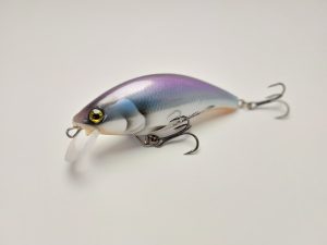 Handgemachter Wobbler Kunstköder. Handgemachter Angelköder mit wackelnder Aktion, der darauf abzielt, Fische anzulocken. Der Köder zeichnet sich durch seine aufwendigen Details aus und wird mit Sorgfalt hergestellt. Ideal für Liebhaber des Süßwasserangelns.