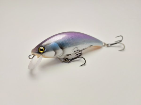 Handgemachter Wobbler Kunstköder. Handgemachter Angelköder mit wackelnder Aktion, der darauf abzielt, Fische anzulocken. Der Köder zeichnet sich durch seine aufwendigen Details aus und wird mit Sorgfalt hergestellt. Ideal für Liebhaber des Süßwasserangelns.
