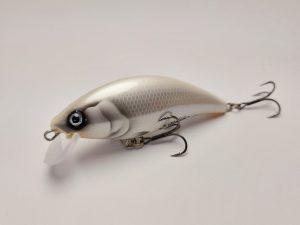 Handgemachter Wobbler Kunstköder. Handgemachter Angelköder mit wackelnder Aktion, der darauf abzielt, Fische anzulocken. Der Köder zeichnet sich durch seine aufwendigen Details aus und wird mit Sorgfalt hergestellt. Ideal für Liebhaber des Süßwasserangelns.