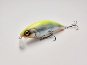 Handgemachter Wobbler Kunstköder. Handgemachter Angelköder mit wackelnder Aktion, der darauf abzielt, Fische anzulocken. Der Köder zeichnet sich durch seine aufwendigen Details aus und wird mit Sorgfalt hergestellt. Ideal für Liebhaber des Süßwasserangelns.