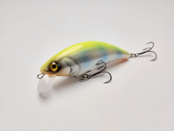 Handgemachter Wobbler Kunstköder. Handgemachter Angelköder mit wackelnder Aktion, der darauf abzielt, Fische anzulocken. Der Köder zeichnet sich durch seine aufwendigen Details aus und wird mit Sorgfalt hergestellt. Ideal für Liebhaber des Süßwasserangelns.