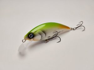 Handgemachter Wobbler Kunstköder. Handgemachter Angelköder mit wackelnder Aktion, der darauf abzielt, Fische anzulocken. Der Köder zeichnet sich durch seine aufwendigen Details aus und wird mit Sorgfalt hergestellt. Ideal für Liebhaber des Süßwasserangelns.