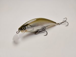 Handgemachter Wobbler Kunstköder. Handgemachter Angelköder mit wackelnder Aktion, der darauf abzielt, Fische anzulocken. Der Köder zeichnet sich durch seine aufwendigen Details aus und wird mit Sorgfalt hergestellt. Ideal für Liebhaber des Süßwasserangelns.